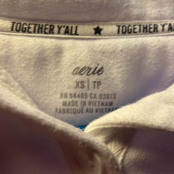 Crewneck sweater with collar and buttons. - Picture 2 of 2